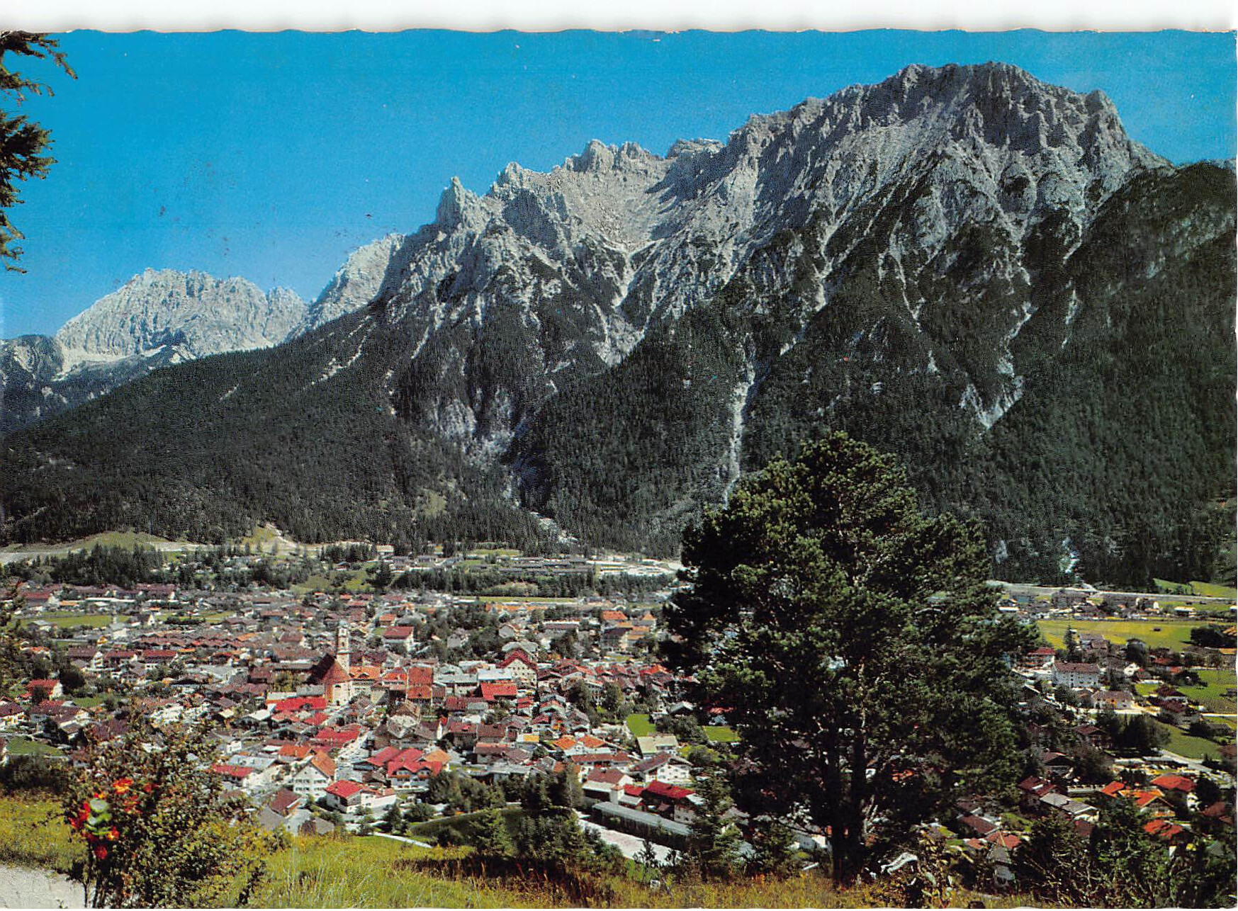 Mittenwald mit Karwendel – Luftbild, Bayern, gelaufen 1974