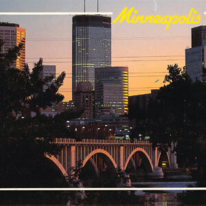 Minneapolis Minnesota Skyline bei Nacht – USA Postkarte 1983